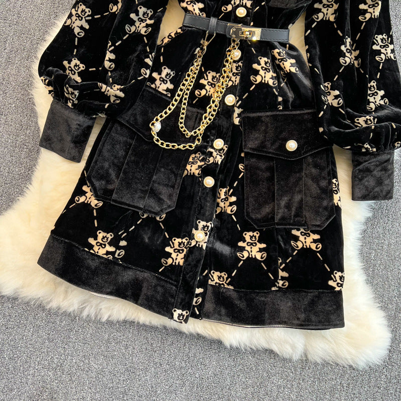 Robe en velours doré à simple boutonnage et revers