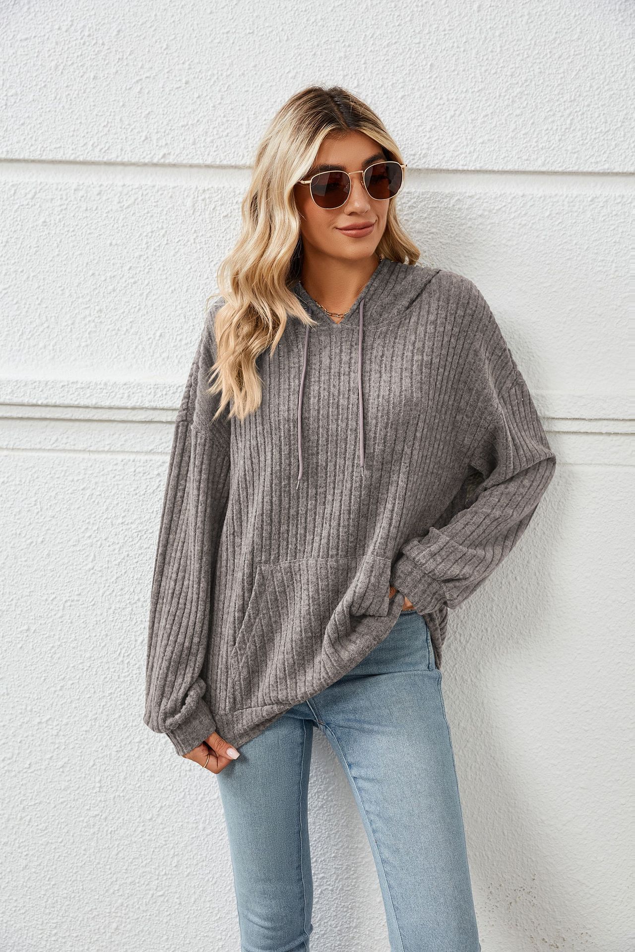 Pull tricoté à capuche et à rayures avec poche kangourou