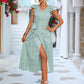 Robe fendue à lacets et manches évasées à volants