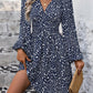 Robe à col diagonal, manches lanternes, taille plissée