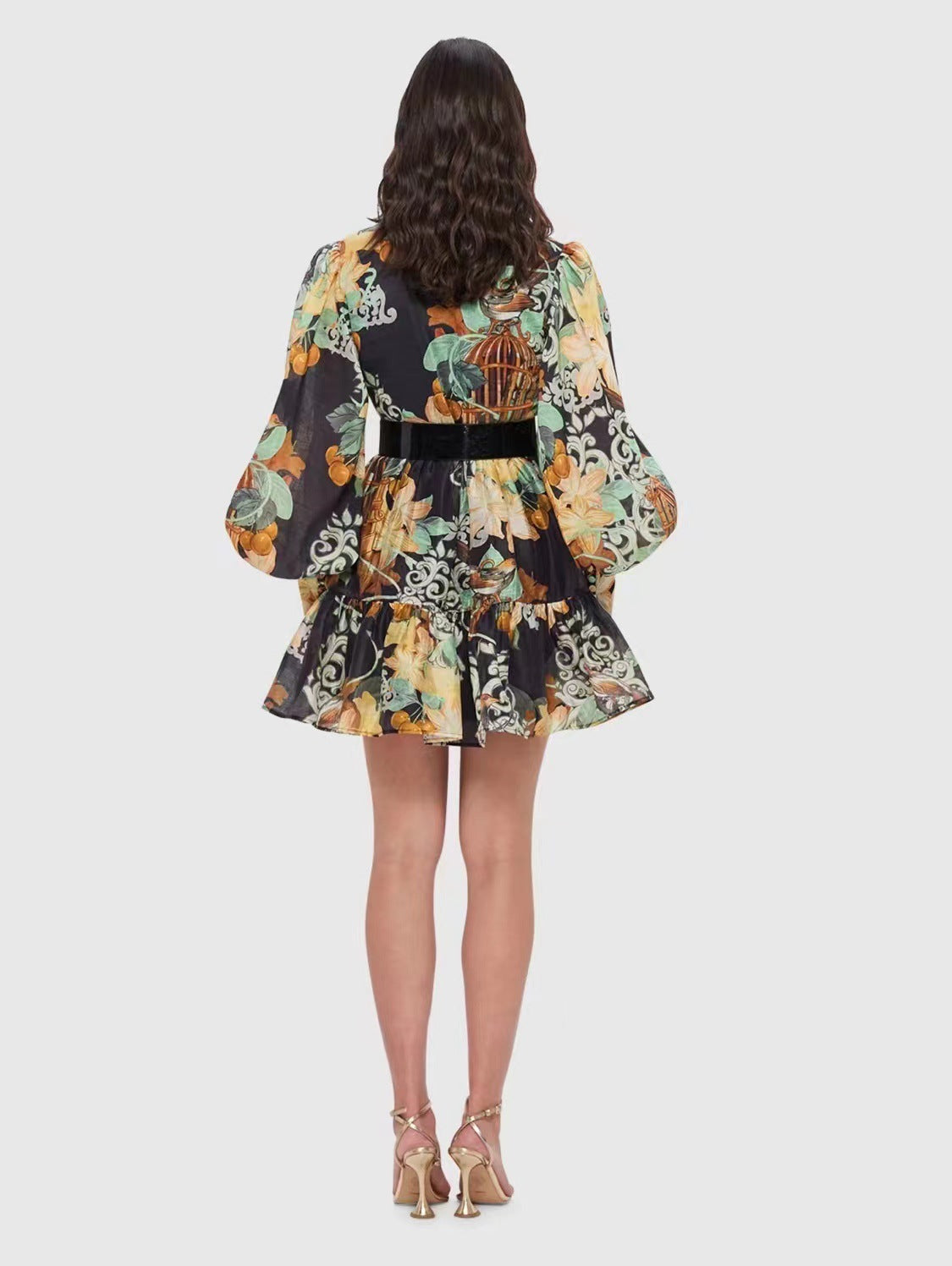 Robe à manches bouffantes et col montant, style vintage australien