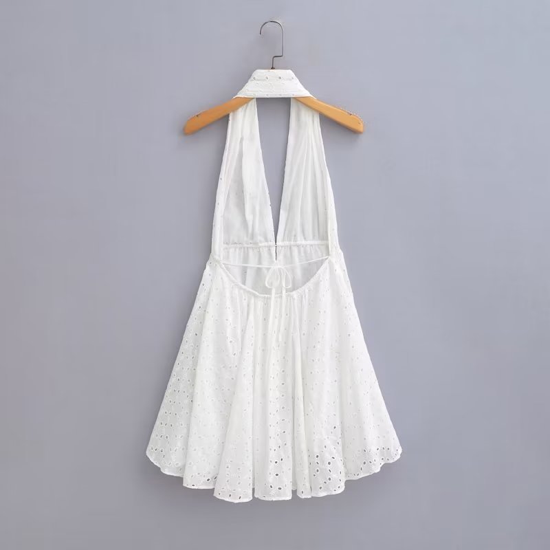 Robe à col suspendu brodé creux, jupe dos nu
