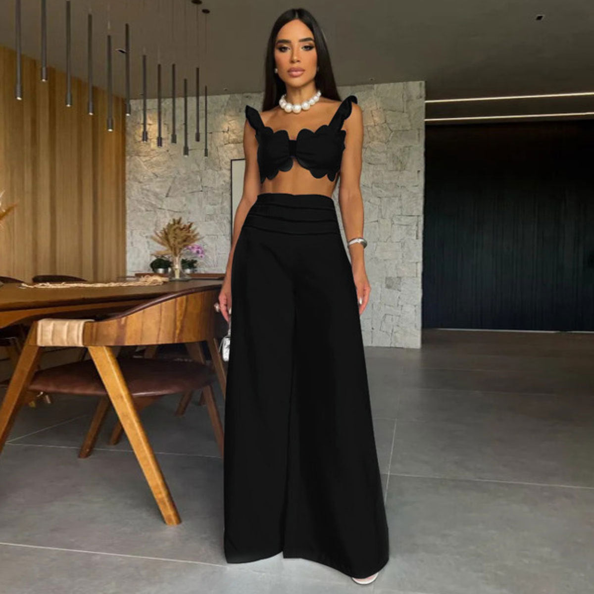 Tenue à bretelles et pantalon large pour femme