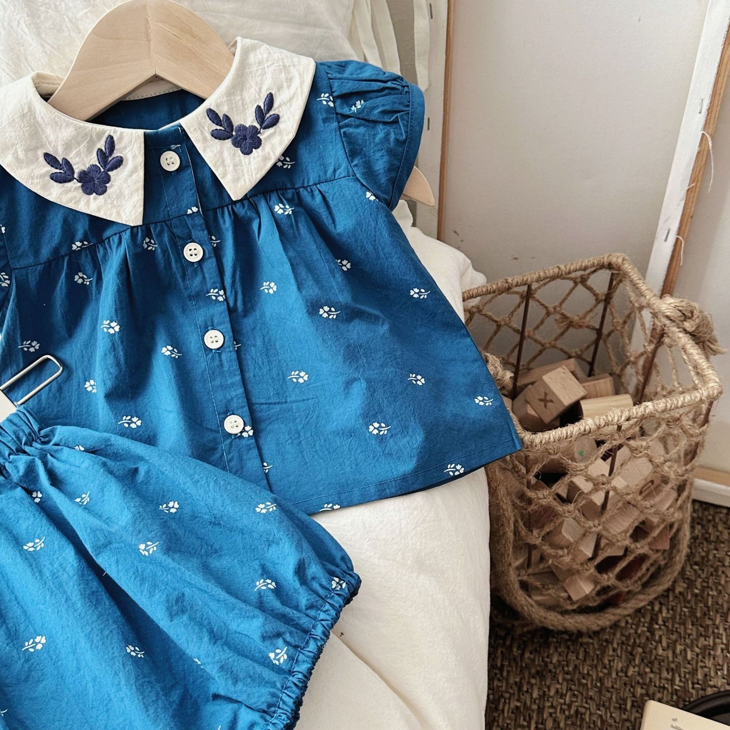 Ensemble haut et short d'été brodé de fleurs pour bébé