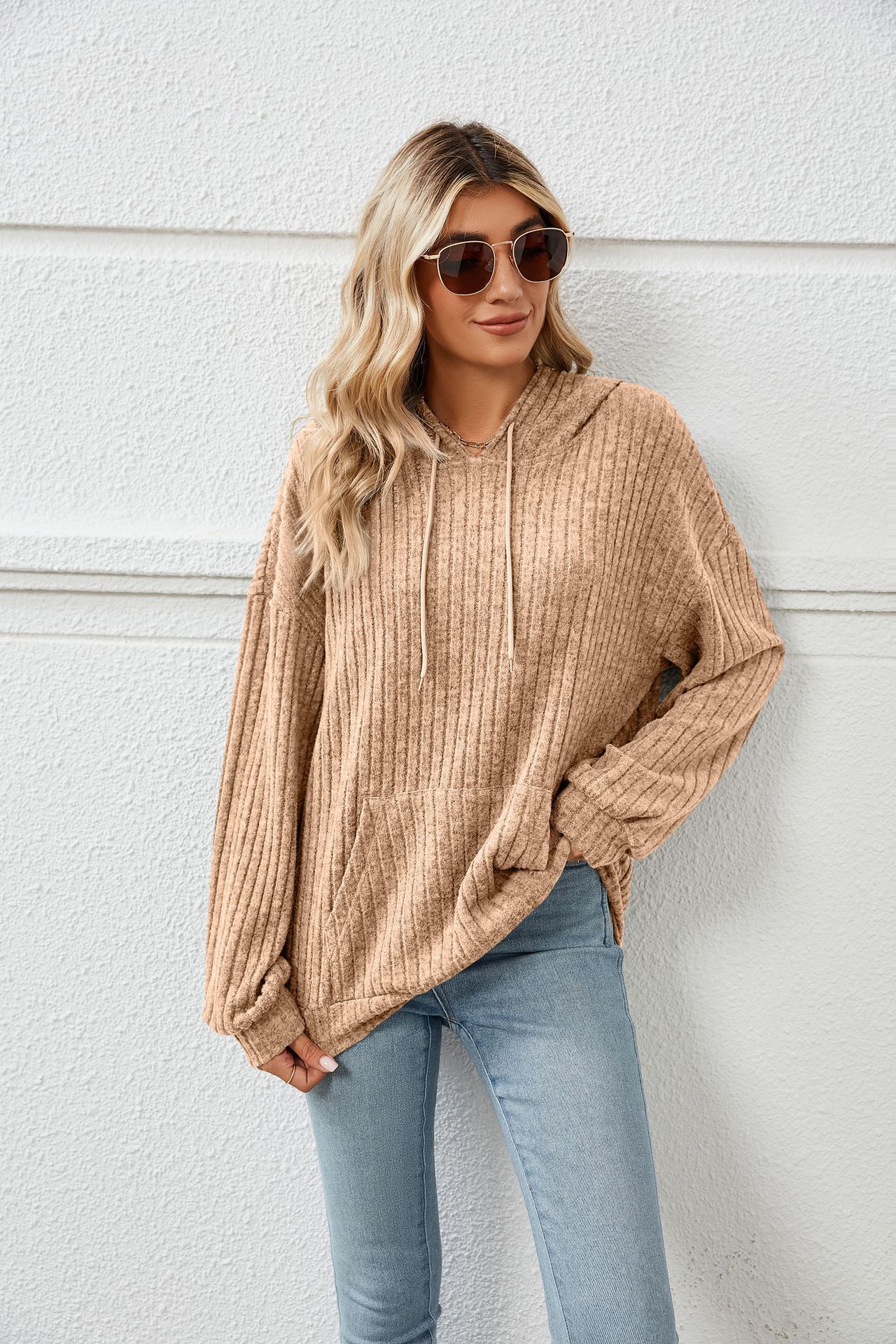 Pull tricoté à capuche et à rayures avec poche kangourou