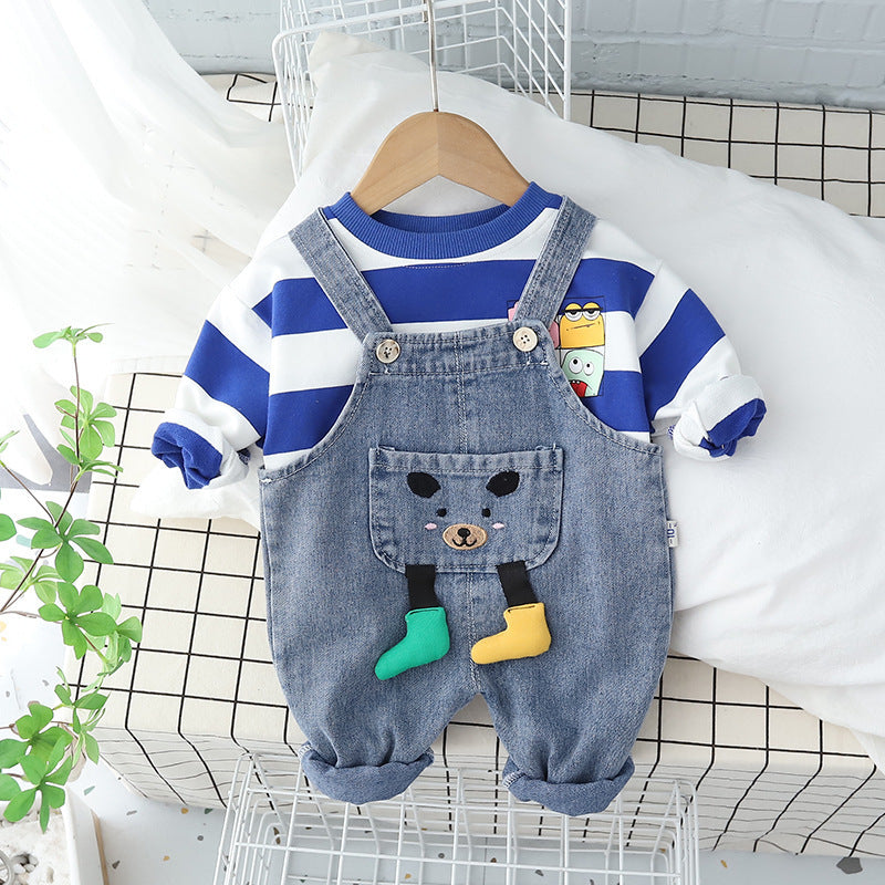 Ensemble deux pièces t-shirt et jean à bretelles pour enfant