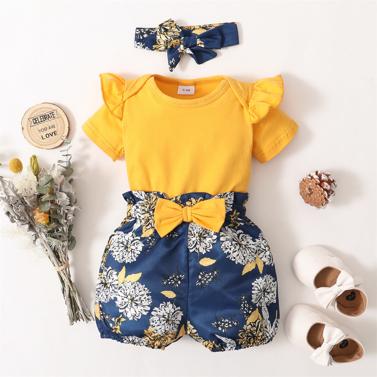 Ensemble trois pièces jaune printemps-automne, barboteuse à manches courtes, short fleuri, foulard