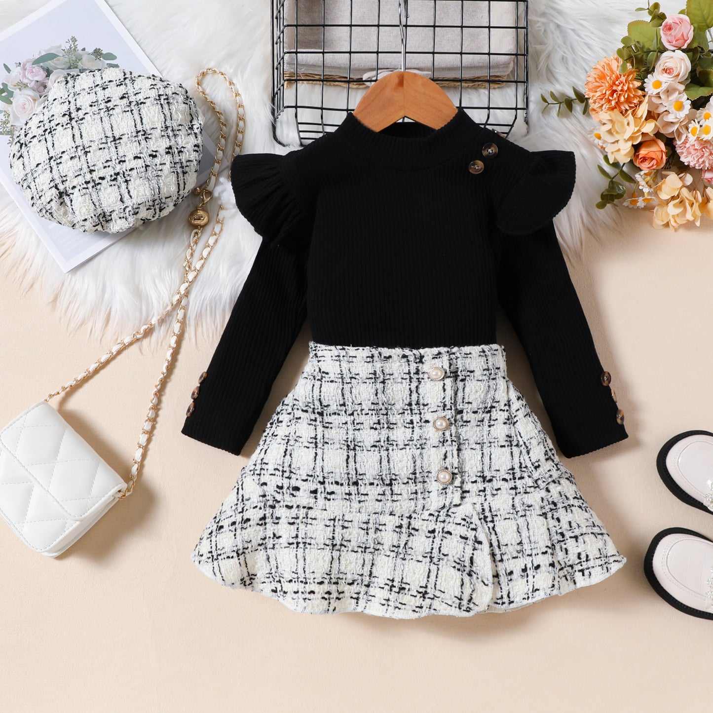 Haut à manches longues et volants à rayures enfoncées, jupe à carreaux en queue de poisson, chapeau, costume tendance pour fille