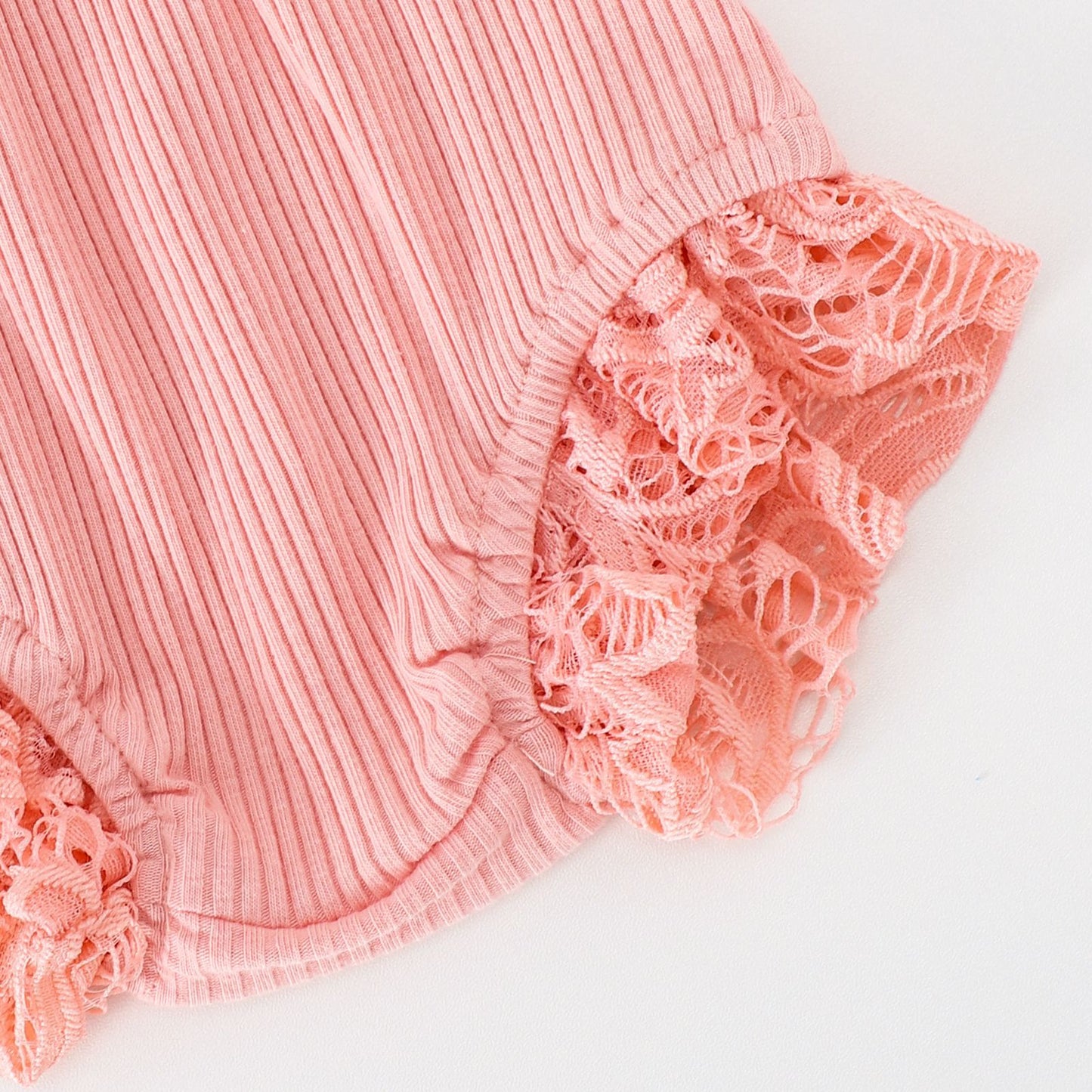 Ensemble deux pièces haut à bretelles en maille et pantalon sarouel en dentelle