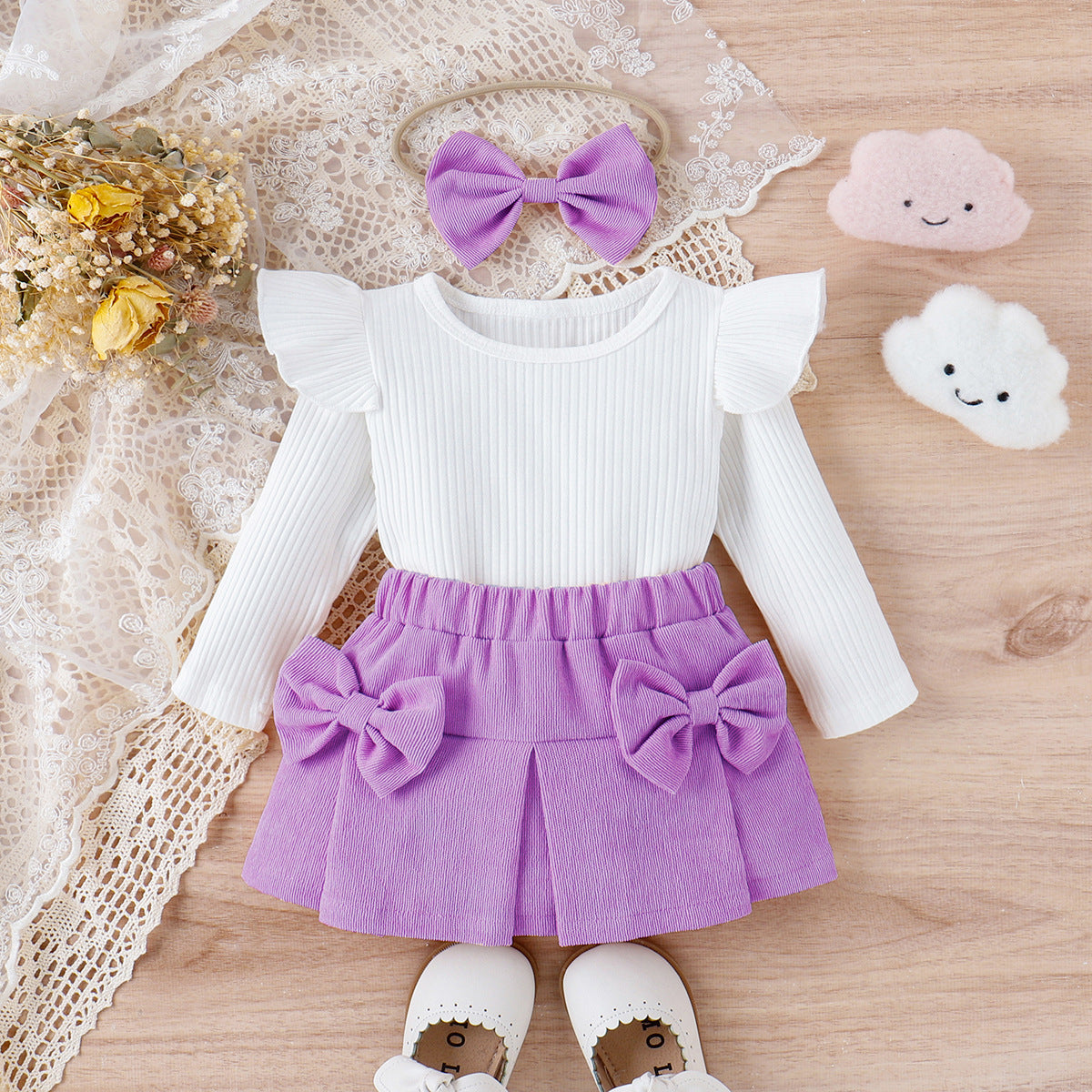 Ensemble trois pièces pour bébé et tout-petit, robe courte en dentelle avec nœud papillon et coiffe