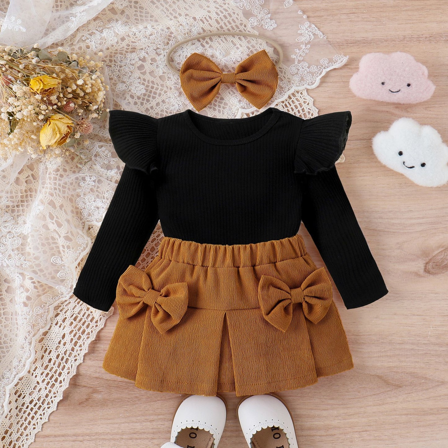 Ensemble trois pièces pour bébé et tout-petit, robe courte en dentelle avec nœud papillon et coiffe