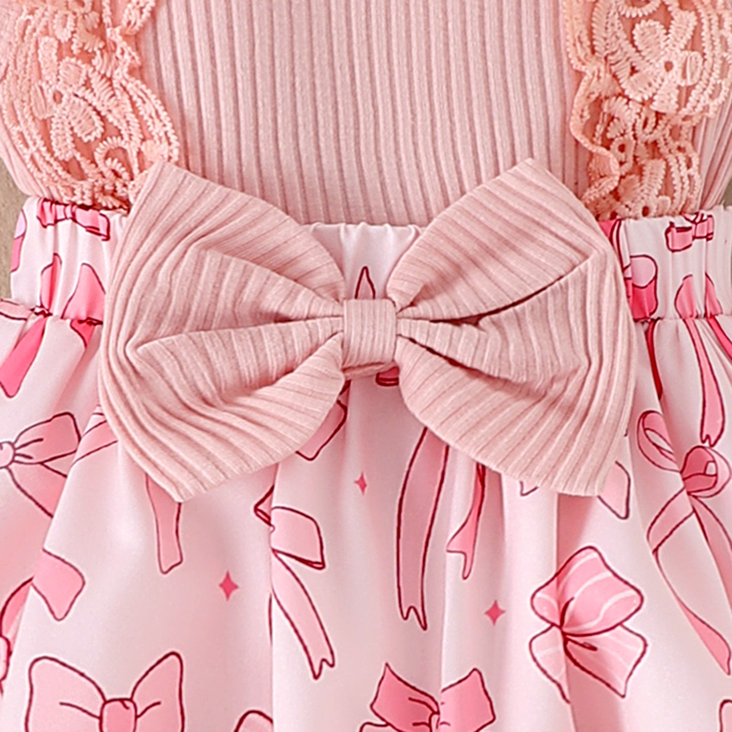Robe de bébé bicolore à manches en dentelle pour fille