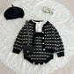 Combinaison en tricot style classique avec bretelles et manteau