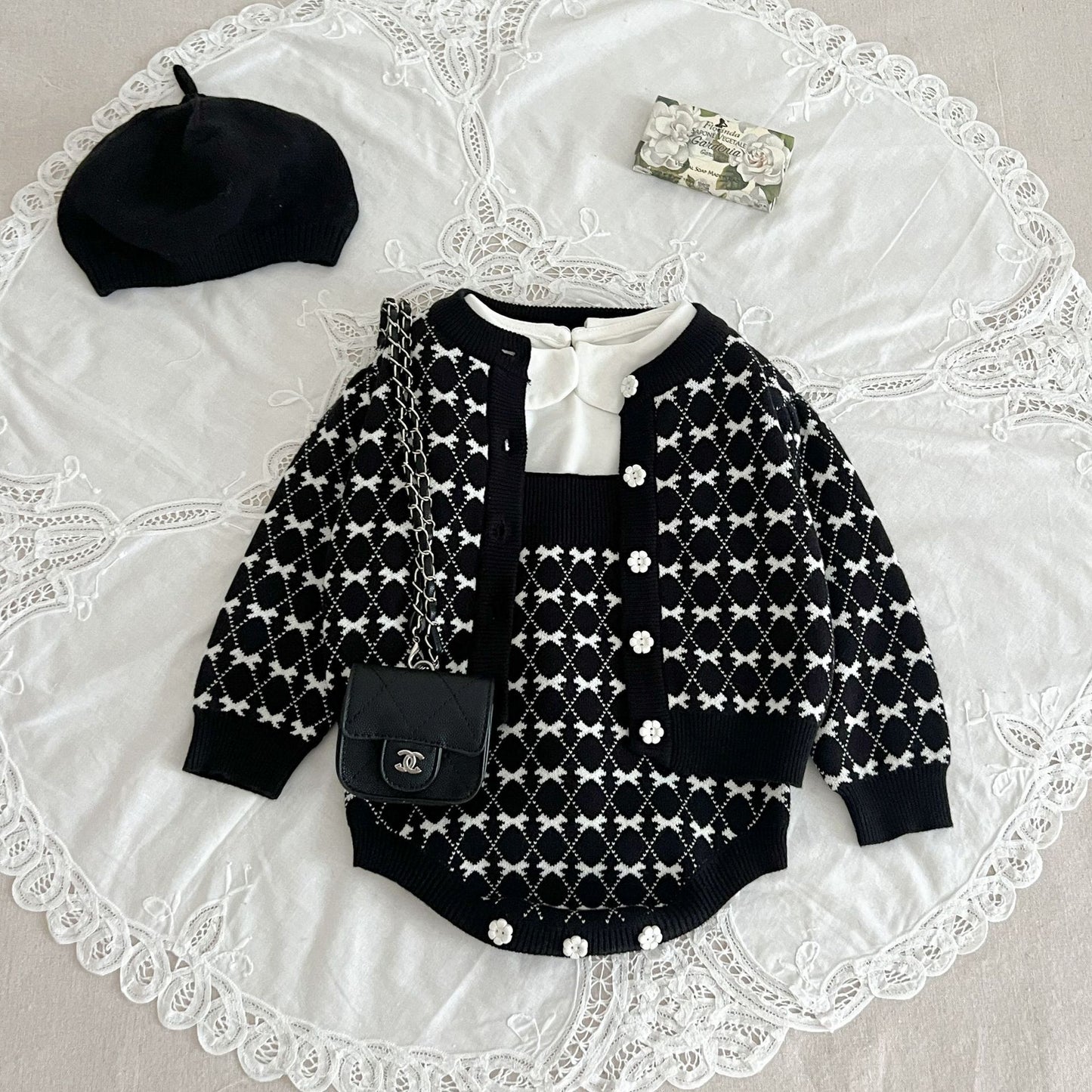 Combinaison en tricot style classique avec bretelles et manteau