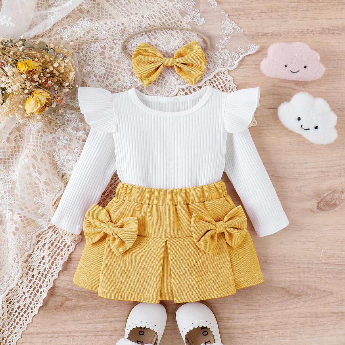 Ensemble trois pièces pour bébé et tout-petit, robe courte en dentelle avec nœud papillon et coiffe