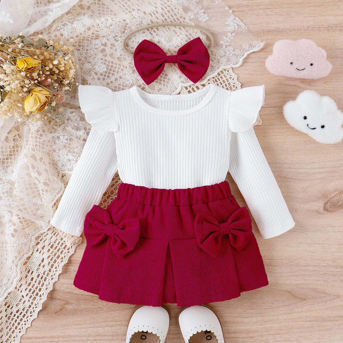 Ensemble trois pièces pour bébé et tout-petit, robe courte en dentelle avec nœud papillon et coiffe