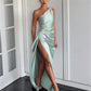 Robe en satin fendue, élégante et tendance, à épaules inclinées