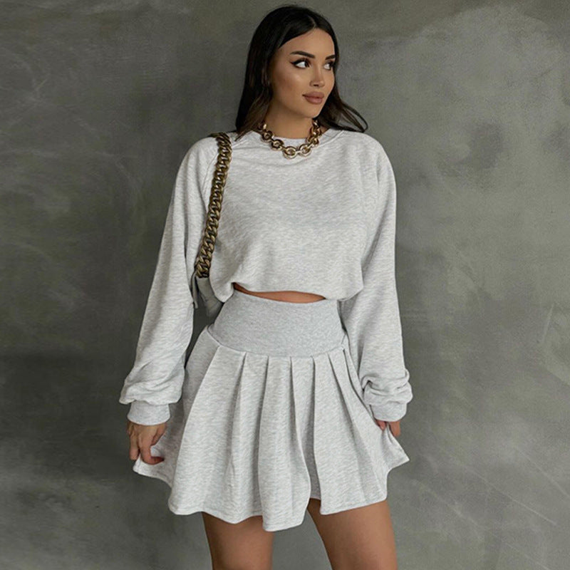 Ensemble deux pièces avec pull à manches longues et jupe plissée