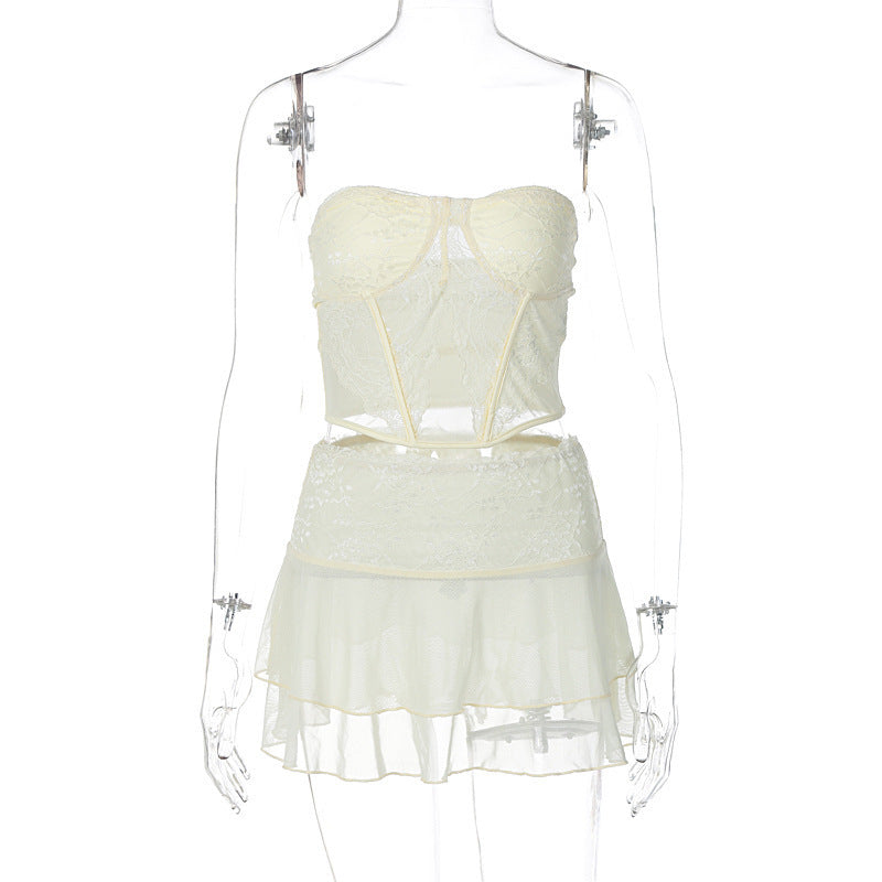 Tenue sexy en dentelle avec jupe portefeuille transparente sur la poitrine