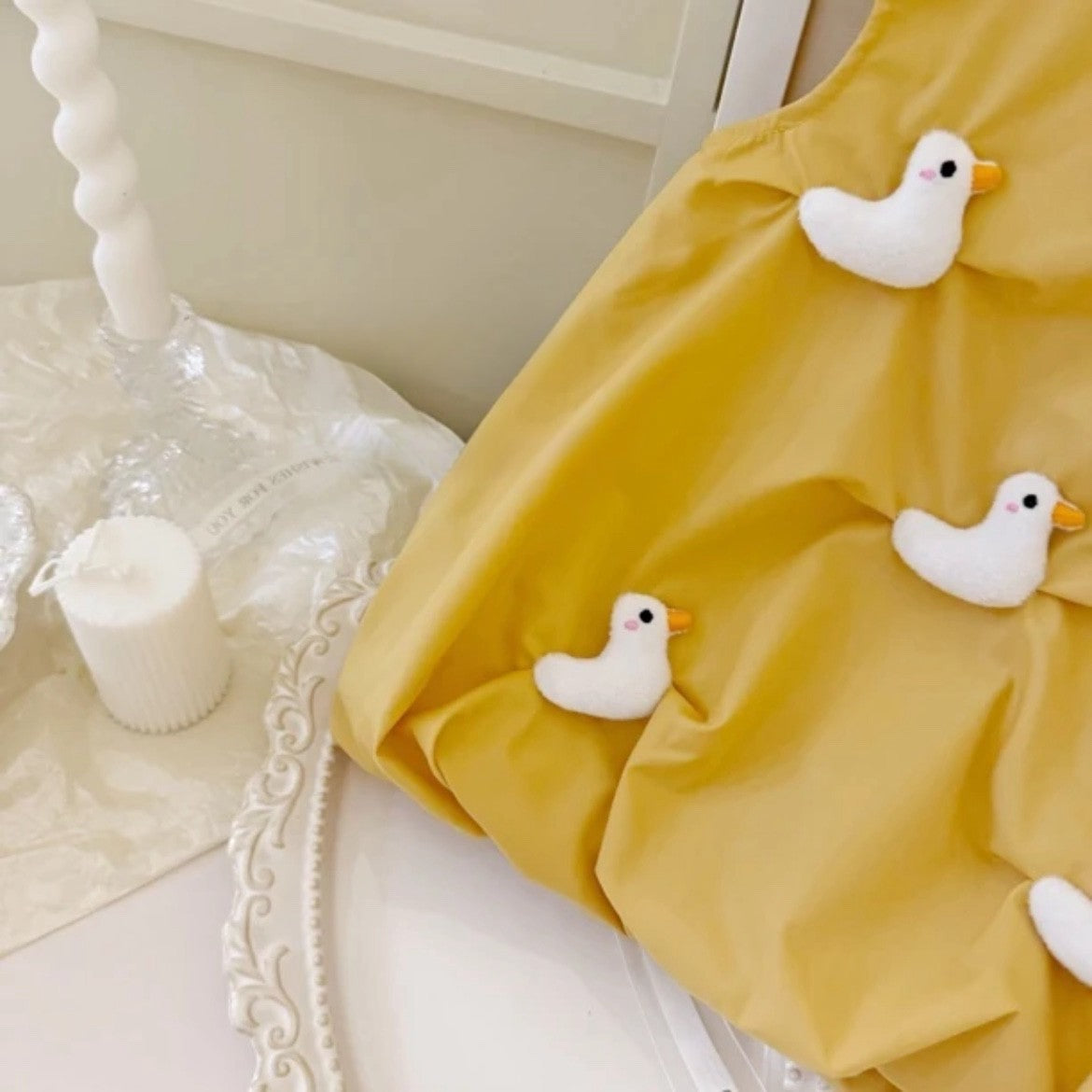 Jolie petite robe en coton jaune canard pour fille