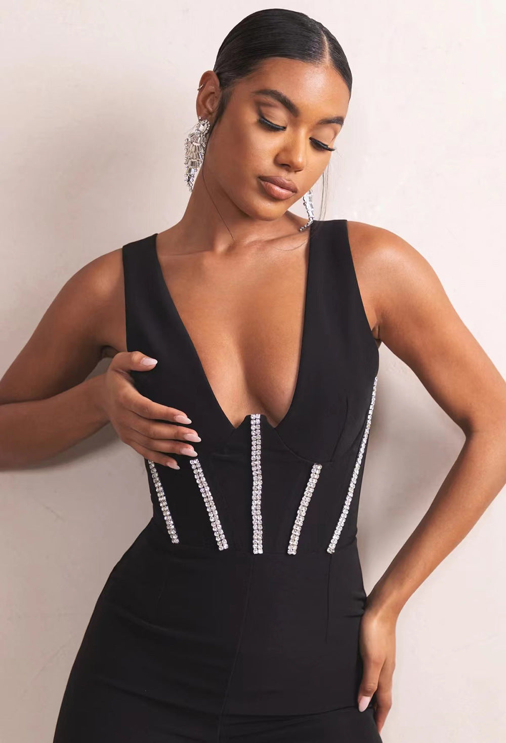 Combinaison noire à col en V profond et dos nu avec bandage slim en diamant