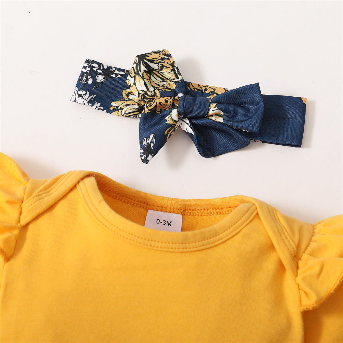 Ensemble trois pièces jaune printemps-automne, barboteuse à manches courtes, short fleuri, foulard