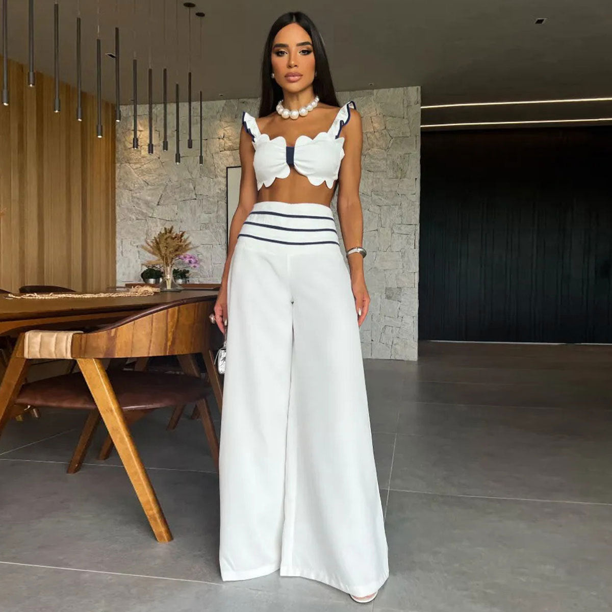 Tenue à bretelles et pantalon large pour femme