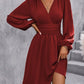 Robe à col diagonal, manches lanternes, taille plissée