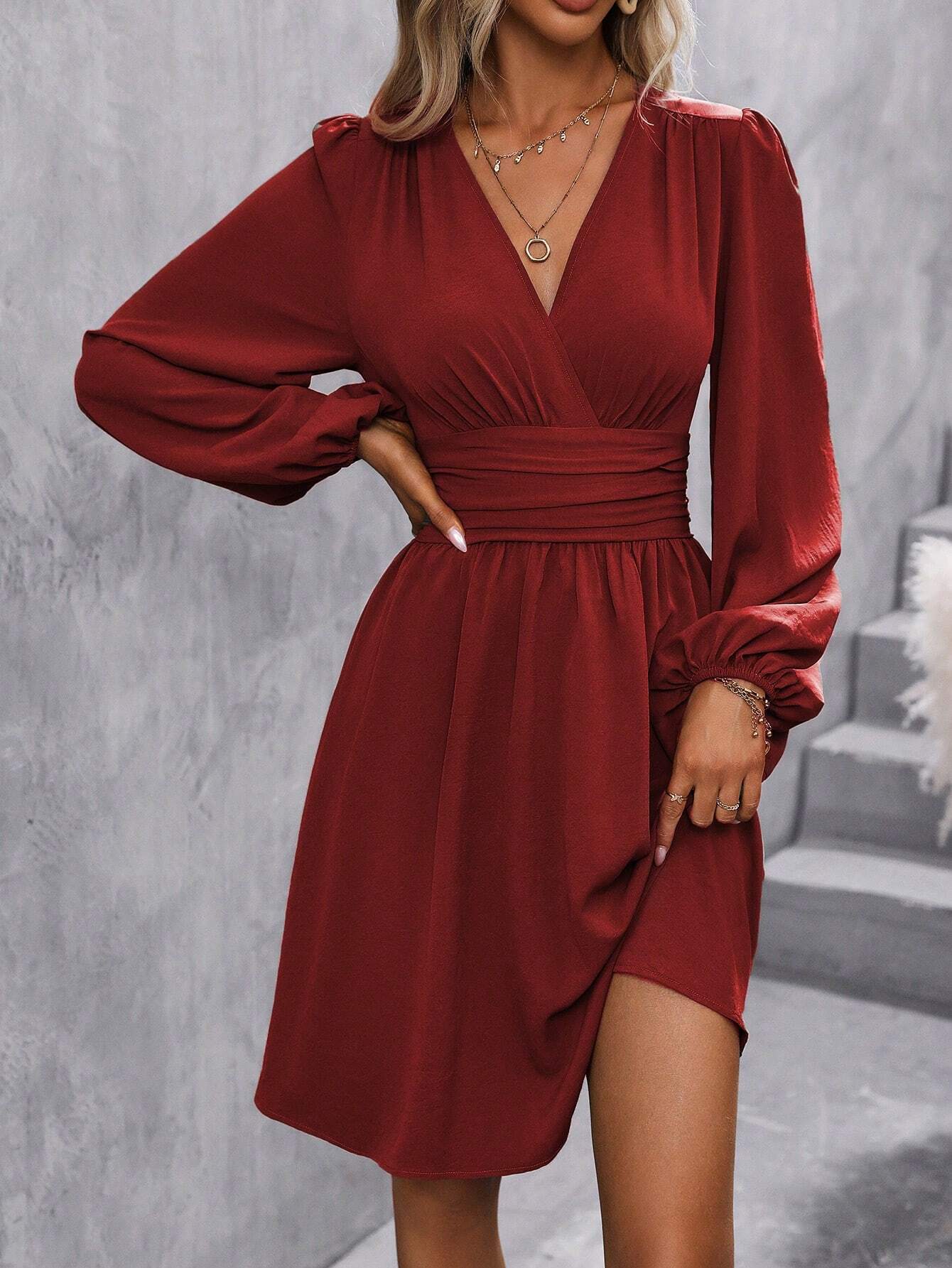 Robe à col diagonal, manches lanternes, taille plissée