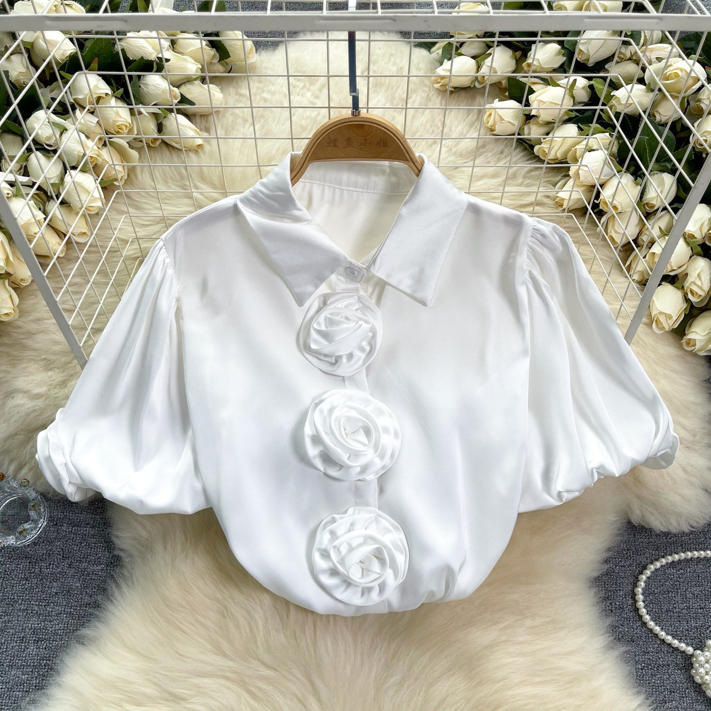 Haut en satin français à manches bouffantes et fleurs tridimensionnelles