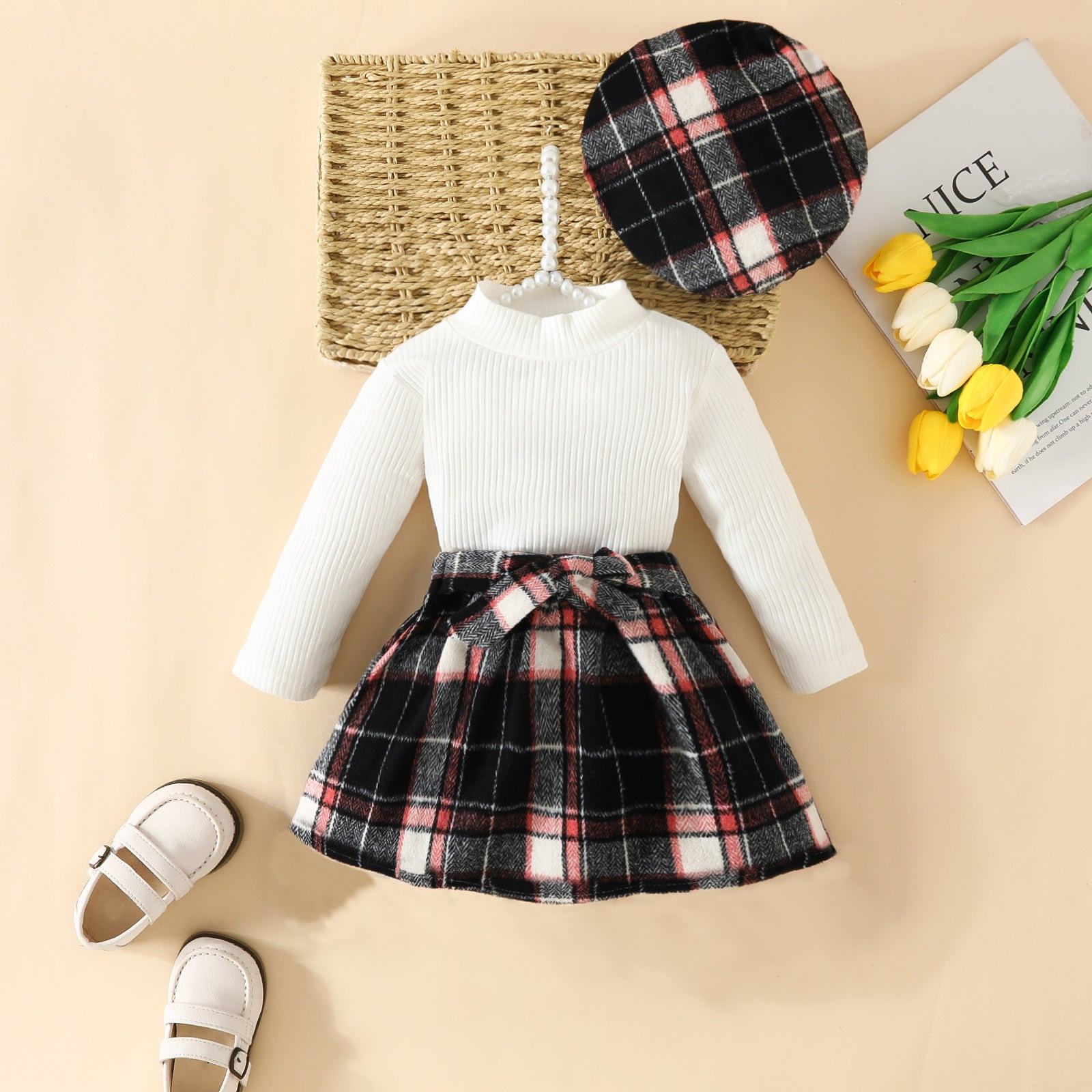 Ensemble trois pièces haut à col roulé, jupe tartan à cordon de serrage et béret