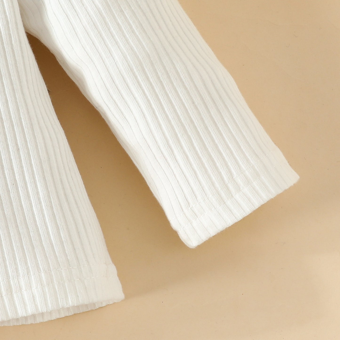Ensemble trois pièces haut à col roulé, jupe tartan à cordon de serrage et béret