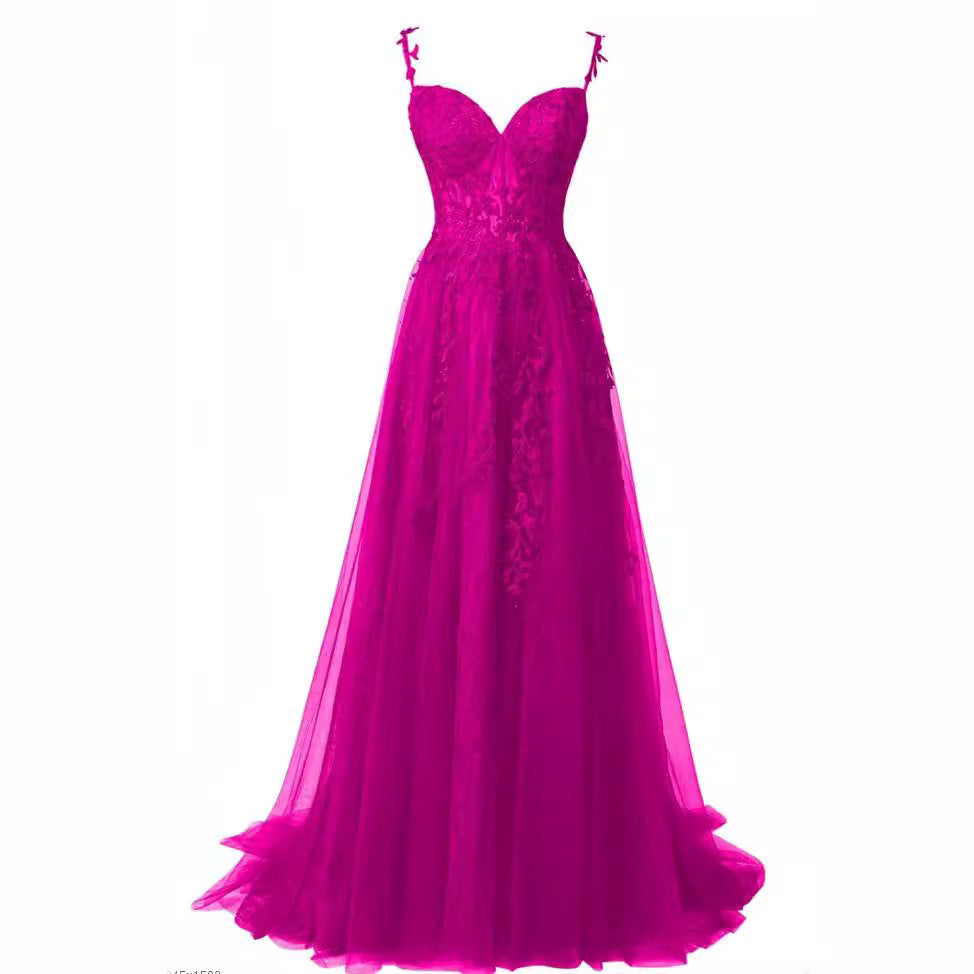 Défilé sur tapis rouge, banquet, représentation annuelle, tenue de soirée de l'hôte