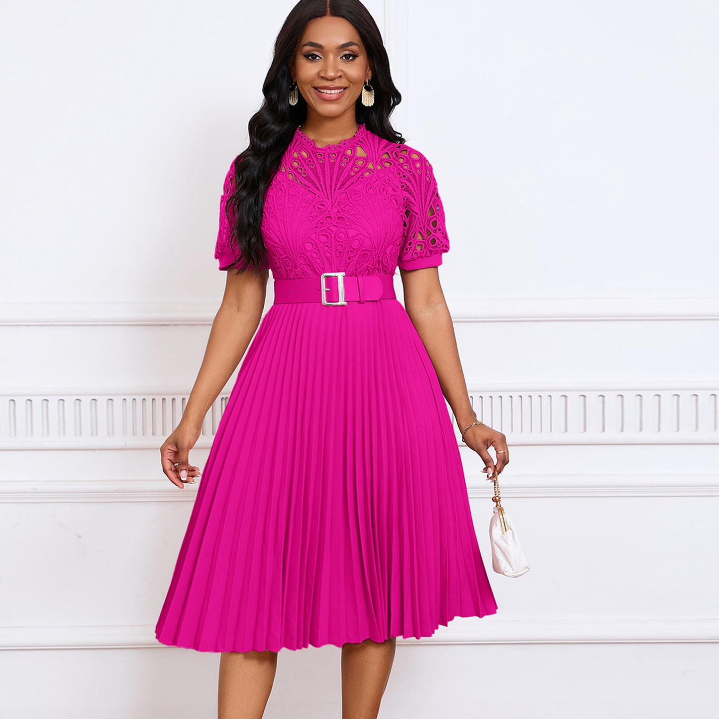 Robe plissée à manches courtes et coutures en dentelle pour femme