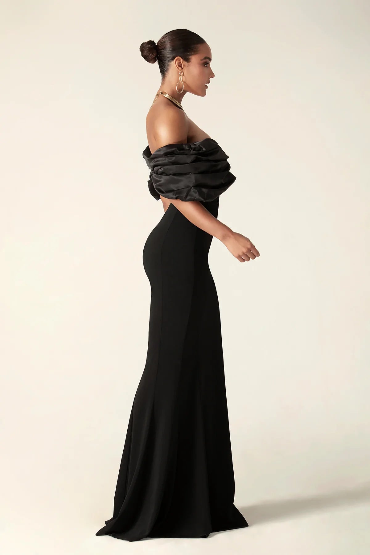 Robe fendue à volants et épaules dénudées pour femme