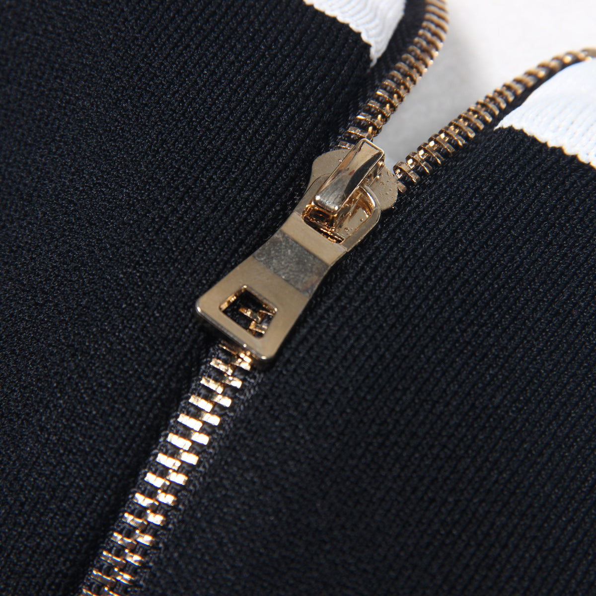 Robe courte en tricot sans manches, faite à la main, ajustée et fleurie