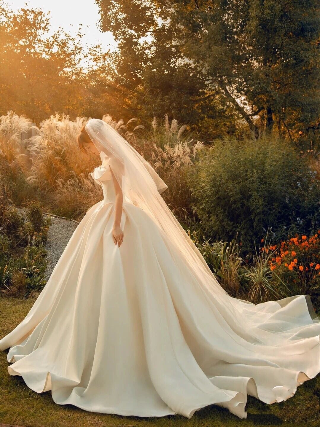Robe de mariée Light Master vintage en satin avec haut tube