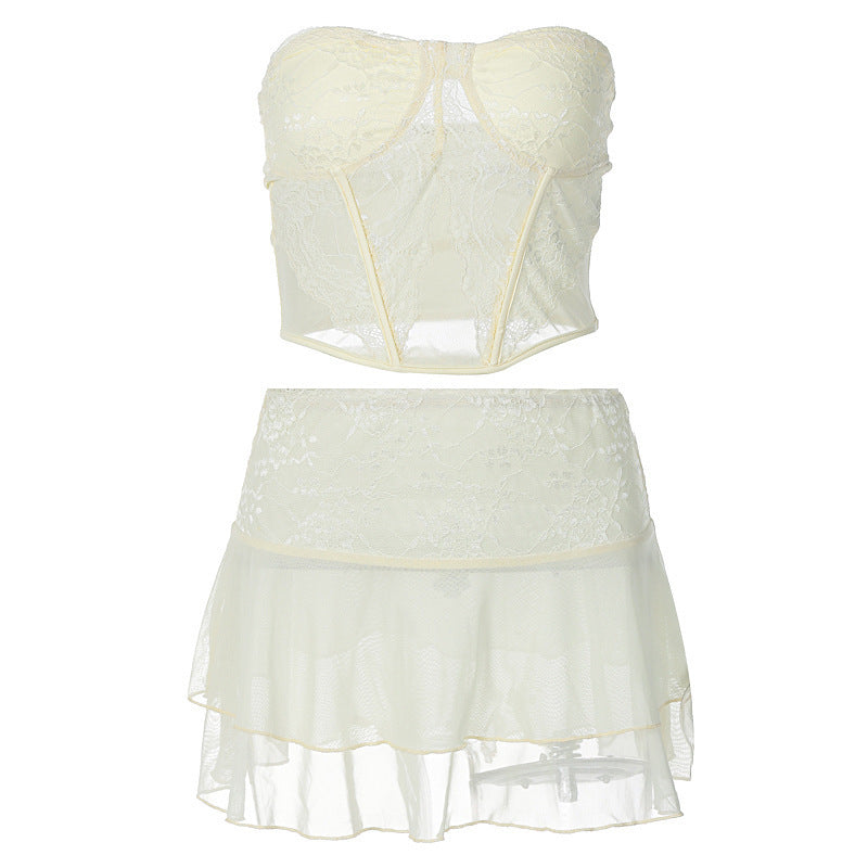 Tenue sexy en dentelle avec jupe portefeuille transparente sur la poitrine