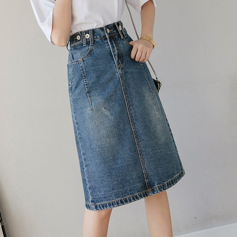 Jupe en jean mi-longue au design estival