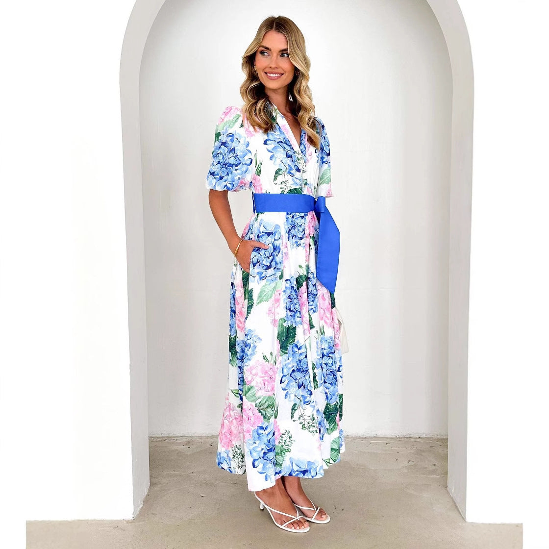 Robe trapèze à manches courtes et ceinture style bohème imprimée