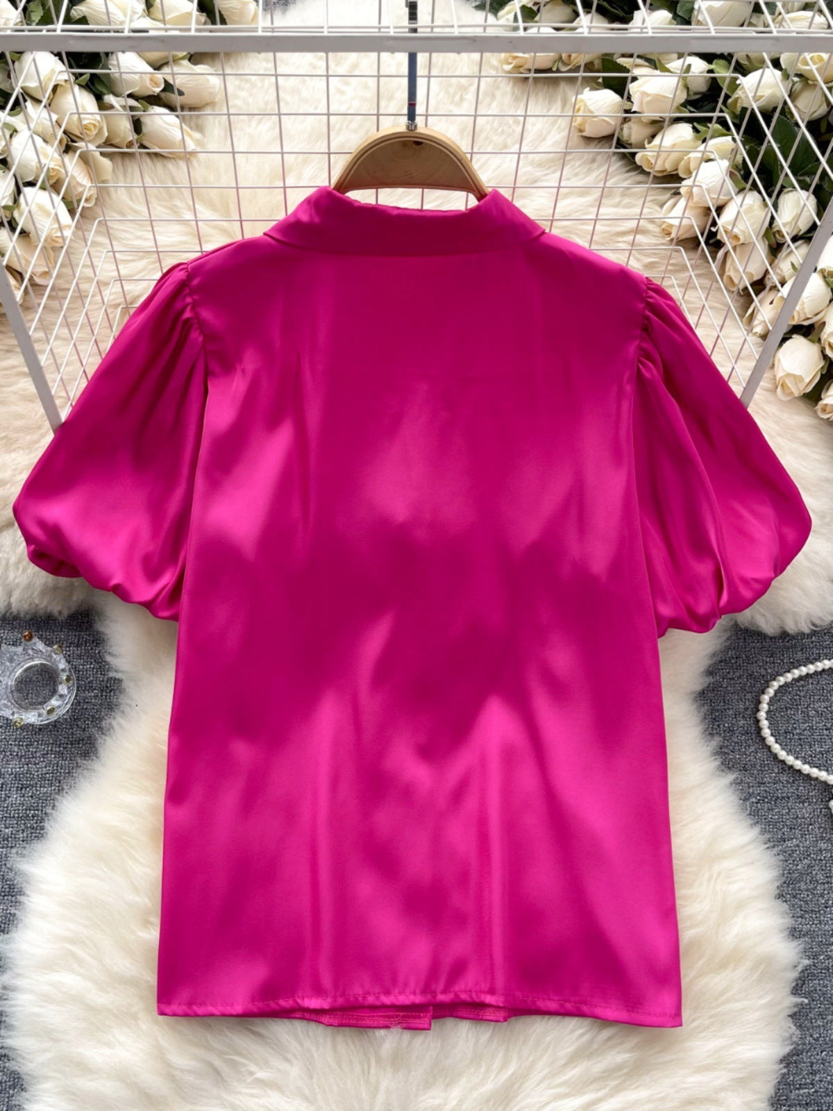 Haut en satin français à manches bouffantes et fleurs tridimensionnelles