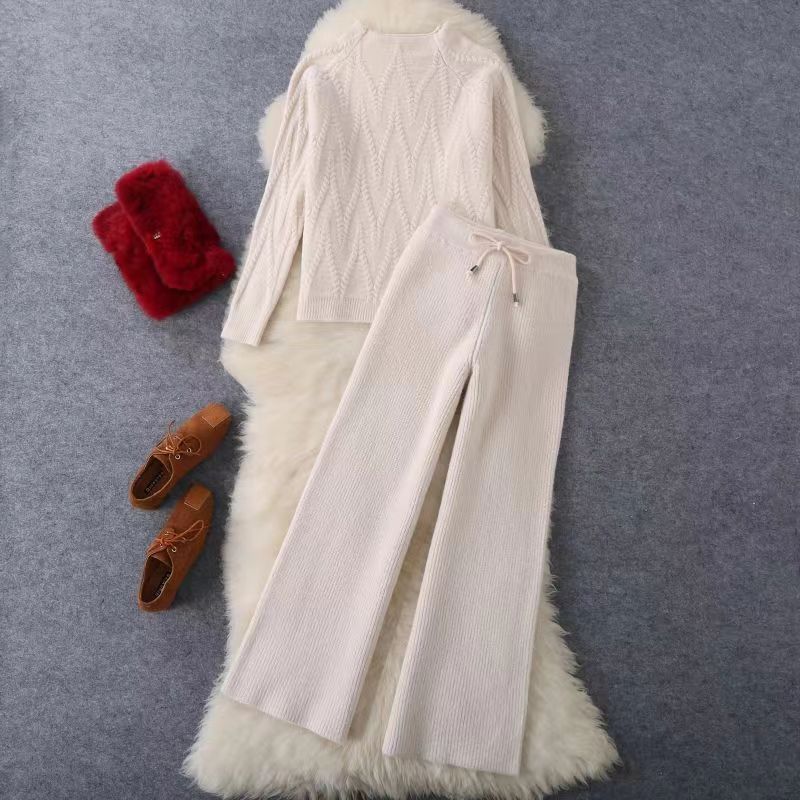 Ensemble deux pièces pull tricoté et pantalon large