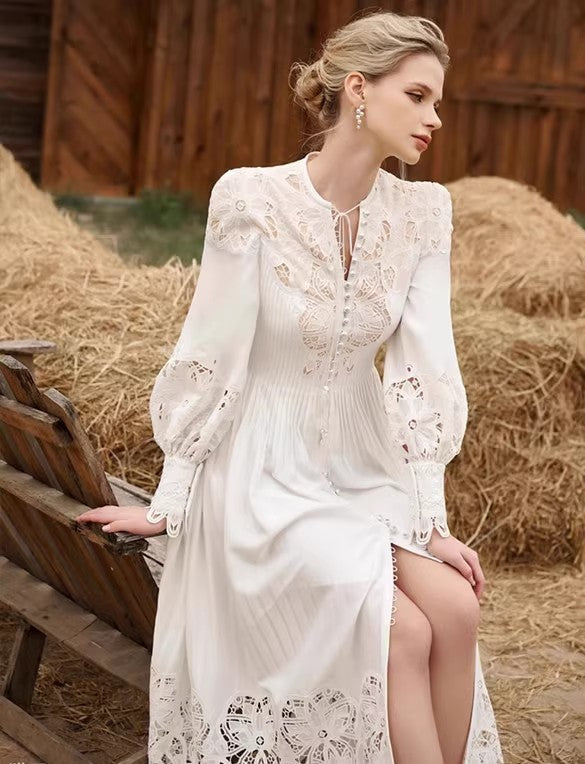 Robe à simple boutonnage en dentelle blanche brodée de fleurs, lanterne ajourée, manches longues, lacets