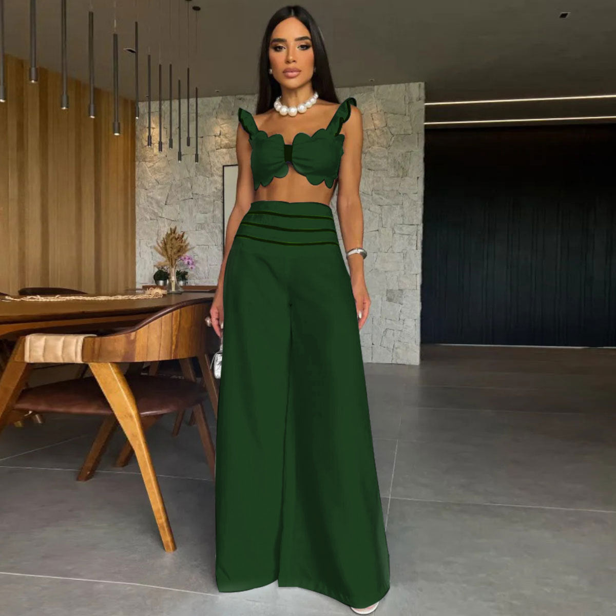 Tenue à bretelles et pantalon large pour femme