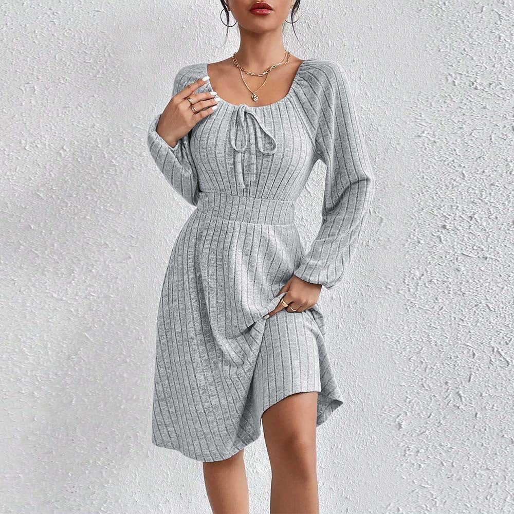 Robe à manches longues et col carré avec jupe cintrée