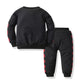 Pull deux pièces à manches longues avec coutures rouges et noires et pantalon tendance