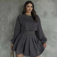 Ensemble deux pièces avec pull à manches longues et jupe plissée