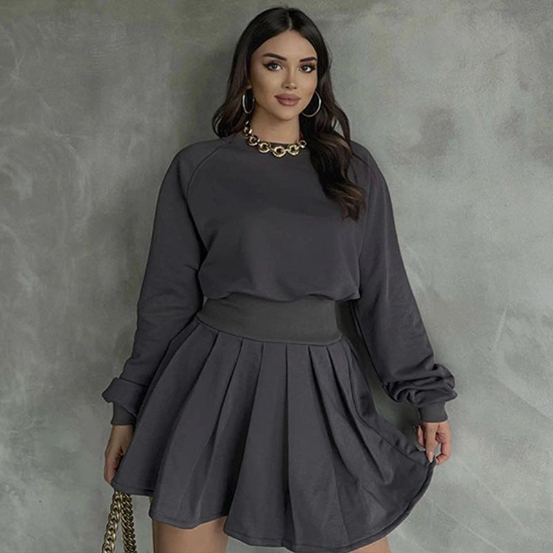 Ensemble deux pièces avec pull à manches longues et jupe plissée