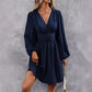 Robe à col diagonal, manches lanternes, taille plissée