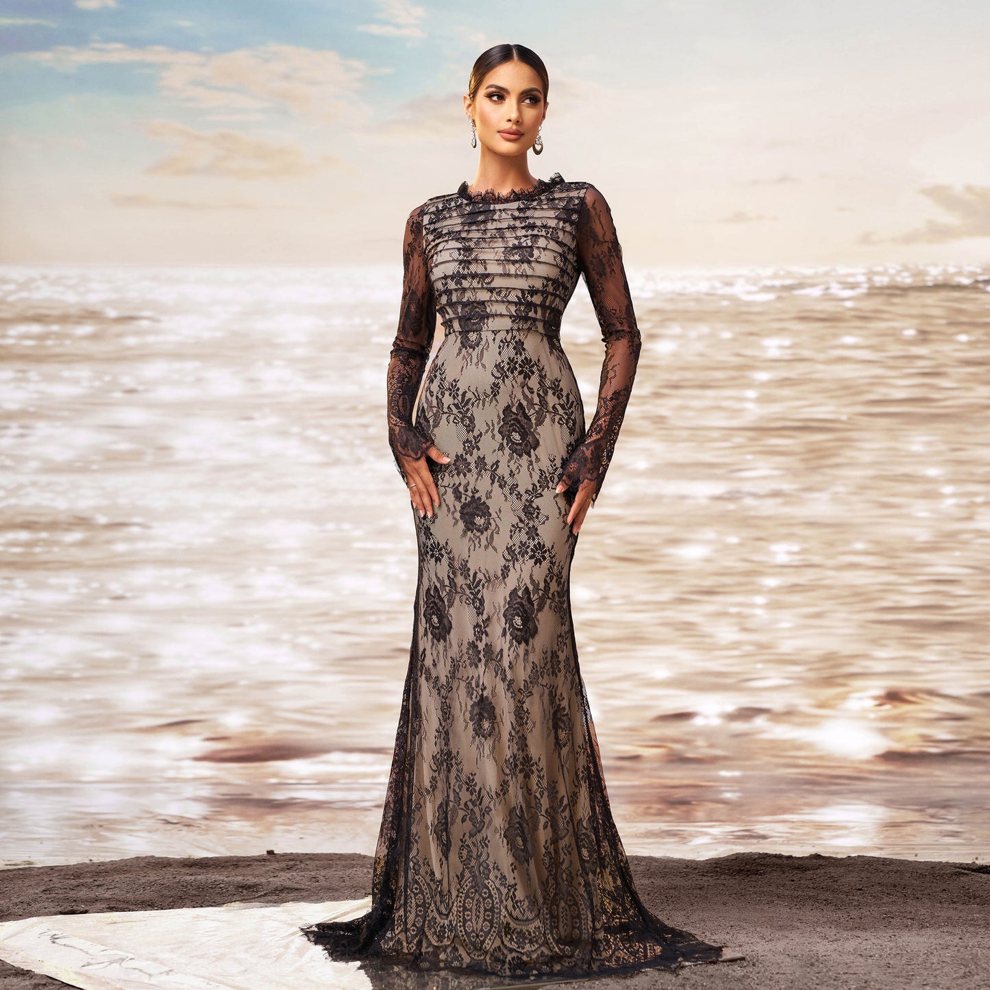 Robe de soirée fourreau en gaze à manches longues et col rond